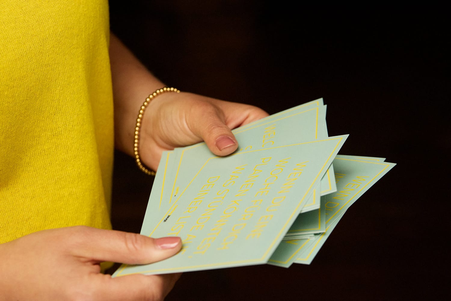 Hand hält Coaching-Karte, Life Coaching.