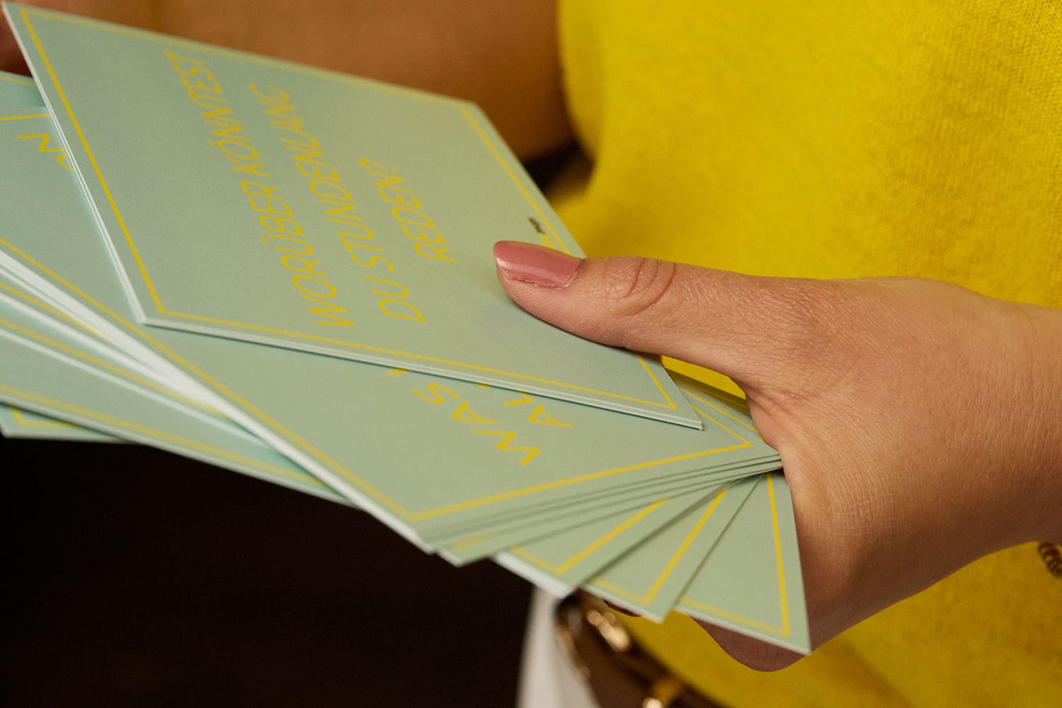 Hand hält Stapel Coaching-Karten, Life Coaching.