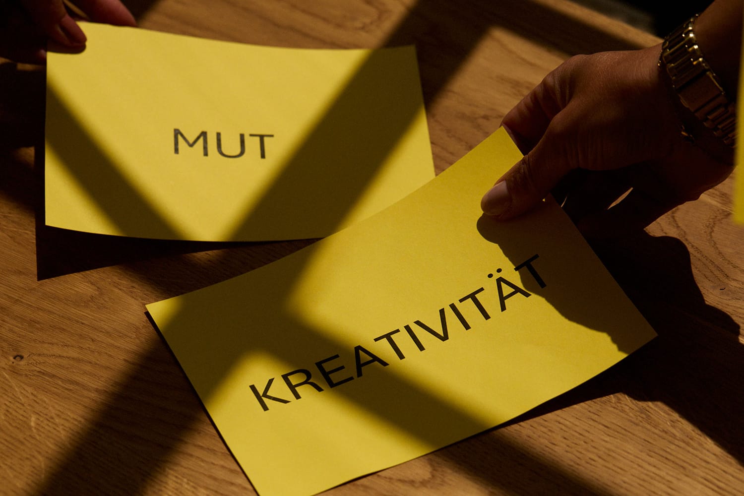 Karten mit Wörtern Mut, Klarheit, Kreativität, Life Coaching.