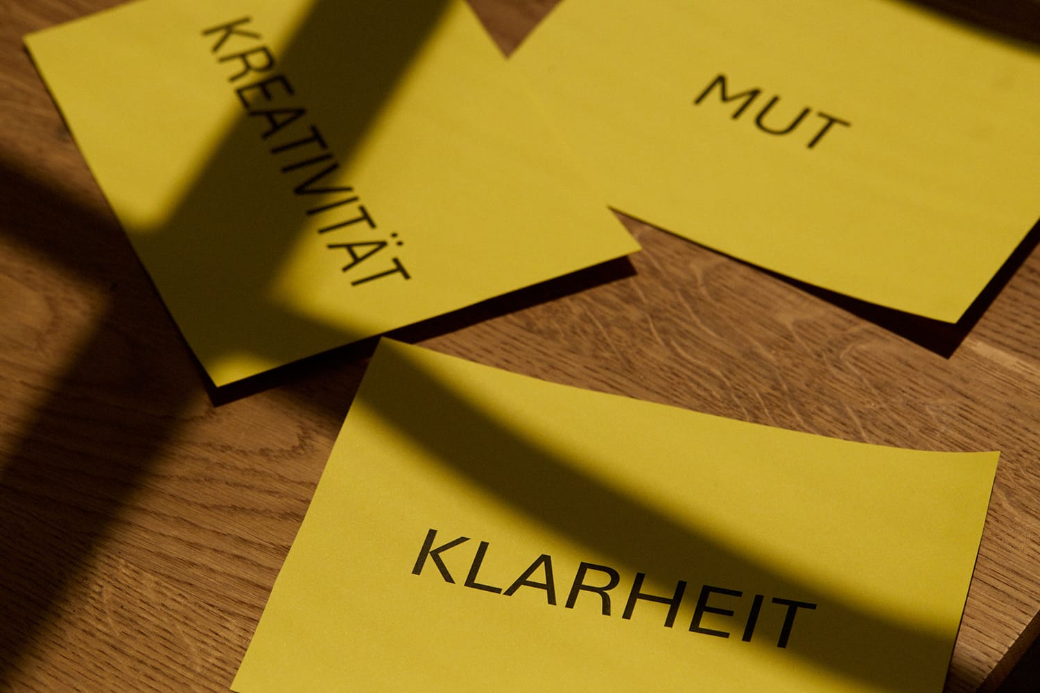 Karten mit Wörtern Mut, Klarheit, Kreativität, Life Coaching.