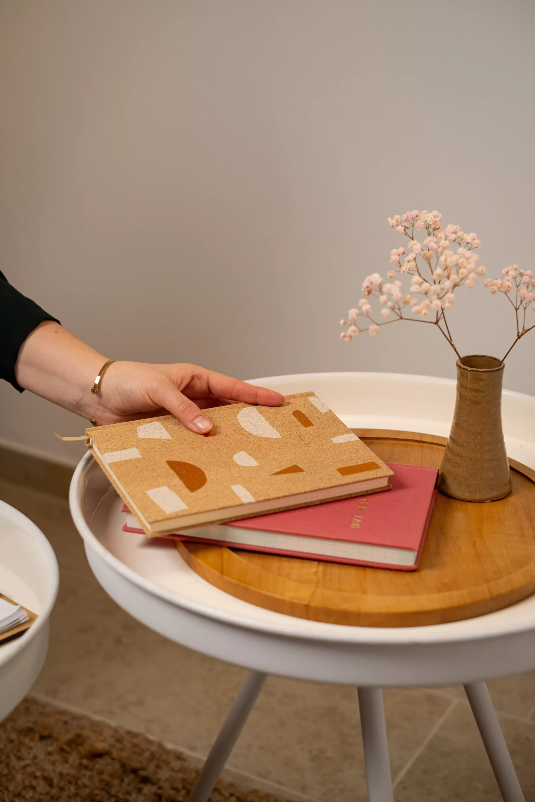 Beistelltisch mit Blumen und Notizbüchern