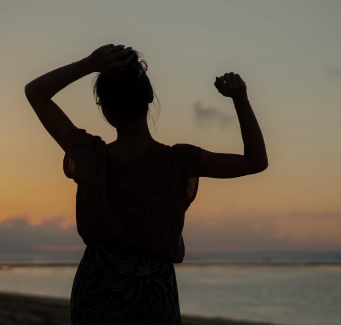 Silhouette am Strand bei Sonnenuntergang